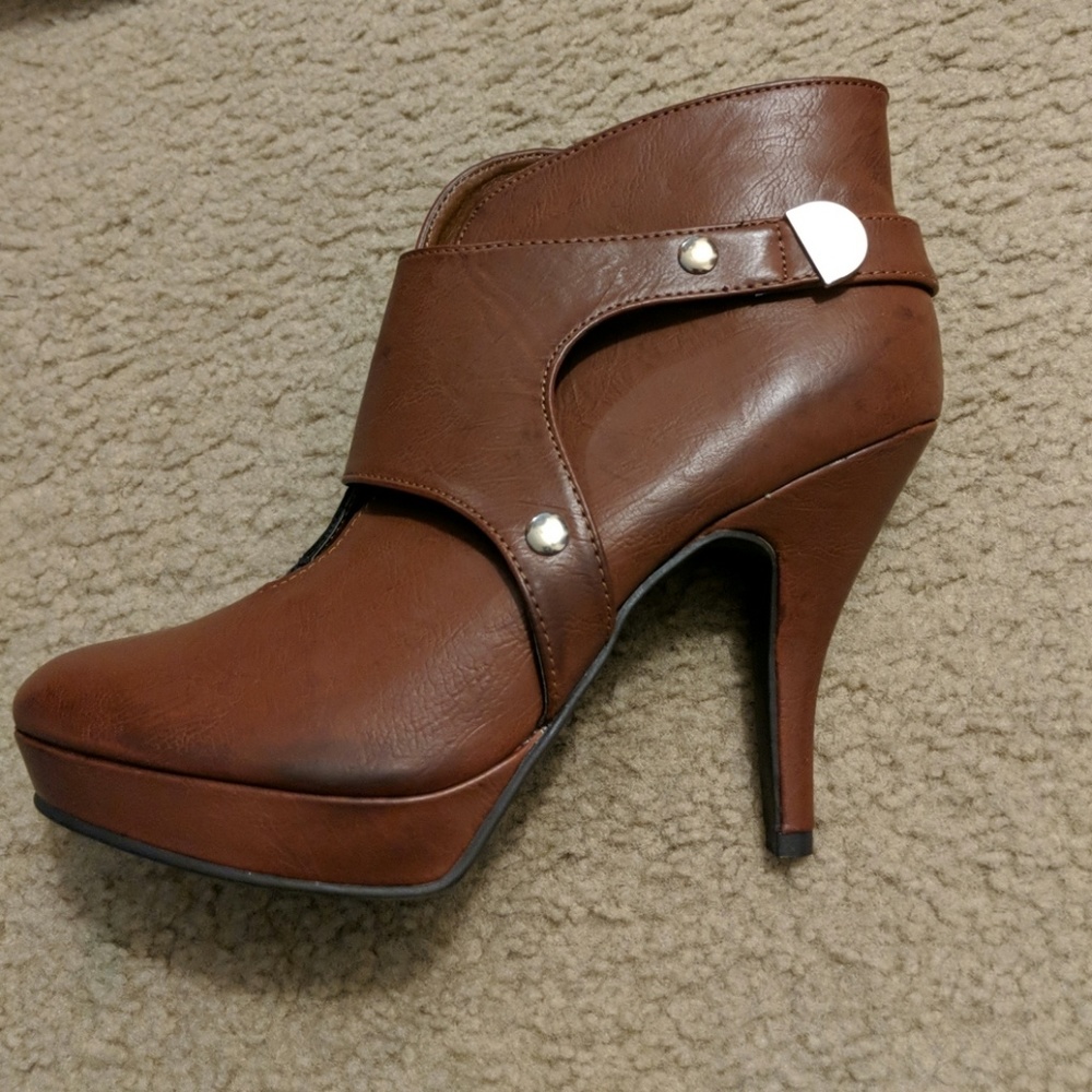 NWT Unlisted by Kenneth Cole brown leather bootie